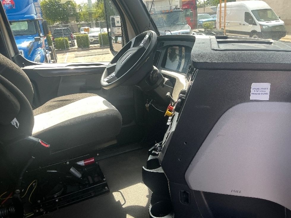 Sleeper Tractor-Heavy Duty Tractors-Freightliner-2020-T12664ST-Garland-TX-468,734\n\t\tmiles-$ 71,750 - Image 15