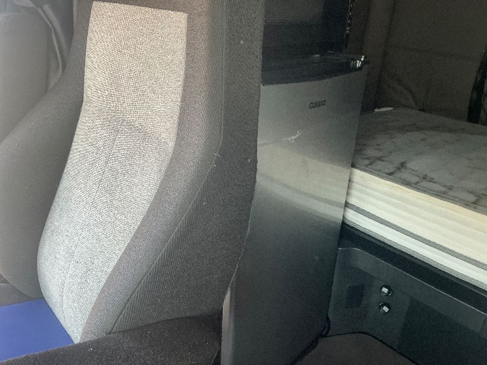 Sleeper Tractor-Heavy Duty Tractors-Freightliner-2020-T12664ST-Garland-TX-468,734\n\t\tmiles-$ 71,750 - Image 17