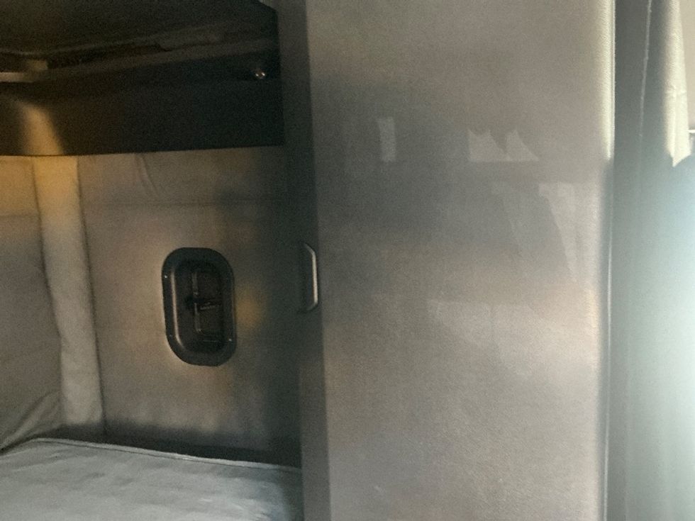 Sleeper Tractor-Heavy Duty Tractors-Freightliner-2020-T12664ST-Garland-TX-468,734\n\t\tmiles-$ 71,750 - Image 18