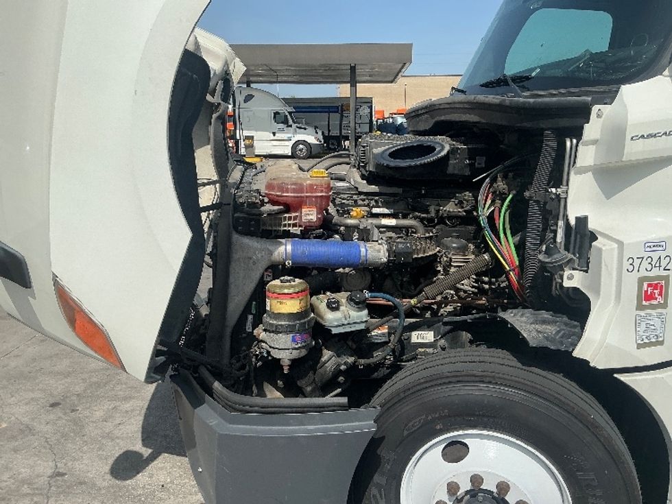 Sleeper Tractor-Heavy Duty Tractors-Freightliner-2020-T12664ST-Garland-TX-468,734\n\t\tmiles-$ 71,750 - Image 20