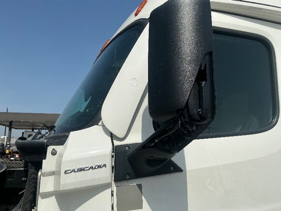 Sleeper Tractor-Heavy Duty Tractors-Freightliner-2020-T12664ST-Garland-TX-468,734\n\t\tmiles-$ 71,750 - Image 21