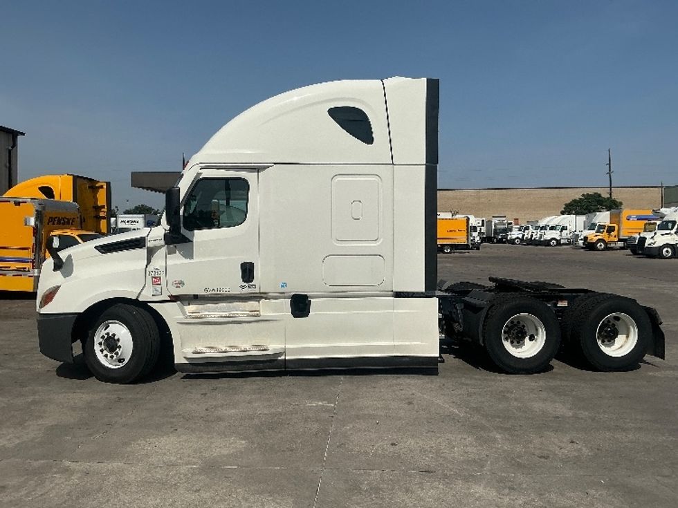 Sleeper Tractor-Heavy Duty Tractors-Freightliner-2020-T12664ST-Garland-TX-468,734\n\t\tmiles-$ 71,750 - Image 4