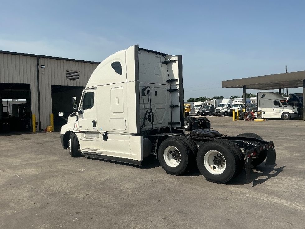 Sleeper Tractor-Heavy Duty Tractors-Freightliner-2020-T12664ST-Garland-TX-468,734\n\t\tmiles-$ 71,750 - Image 5