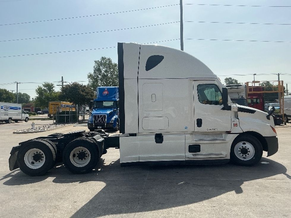 Sleeper Tractor-Heavy Duty Tractors-Freightliner-2020-T12664ST-Garland-TX-468,734\n\t\tmiles-$ 71,750 - Image 8