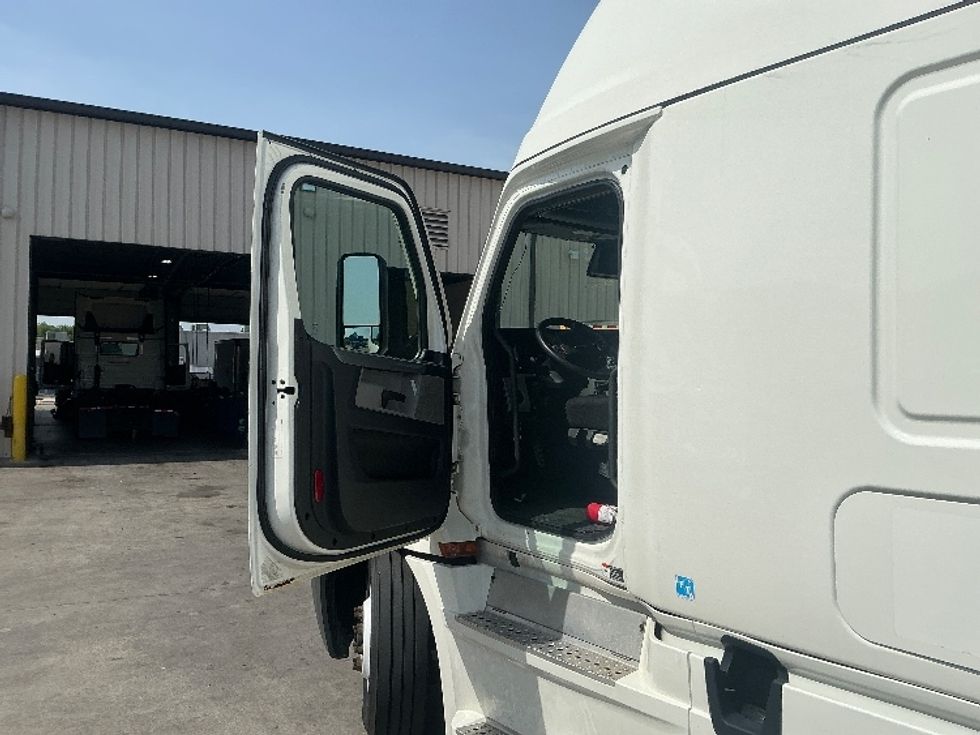 Sleeper Tractor-Heavy Duty Tractors-Freightliner-2020-T12664ST-Garland-TX-468,734\n\t\tmiles-$ 71,750 - Image 9