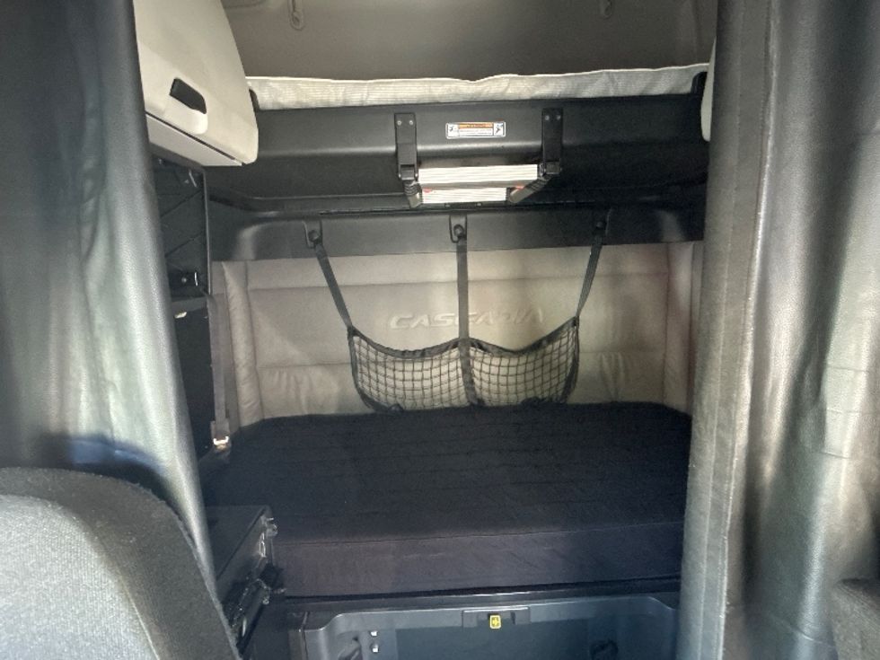 Sleeper Tractor-Heavy Duty Tractors-Freightliner-2020-T12664ST-Garner-NC-549,505\n\t\tmiles-$ 54,500 - Image 16