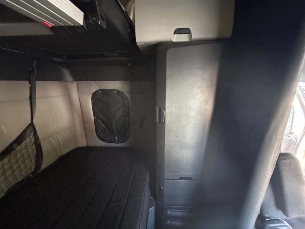 Sleeper Tractor-Heavy Duty Tractors-Freightliner-2020-T12664ST-Garner-NC-549,505\n\t\tmiles-$ 54,500 - Image 18