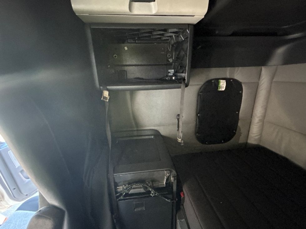 Sleeper Tractor-Heavy Duty Tractors-Freightliner-2020-T12664ST-Garner-NC-549,505\n\t\tmiles-$ 54,500 - Image 19