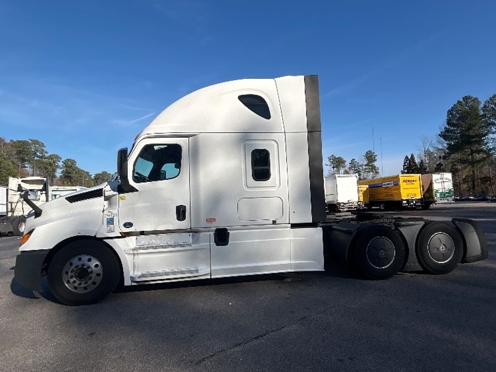 Sleeper Tractor-Heavy Duty Tractors-Freightliner-2020-T12664ST-Garner-NC-549,505\n\t\tmiles-$ 54,500 - Image 4