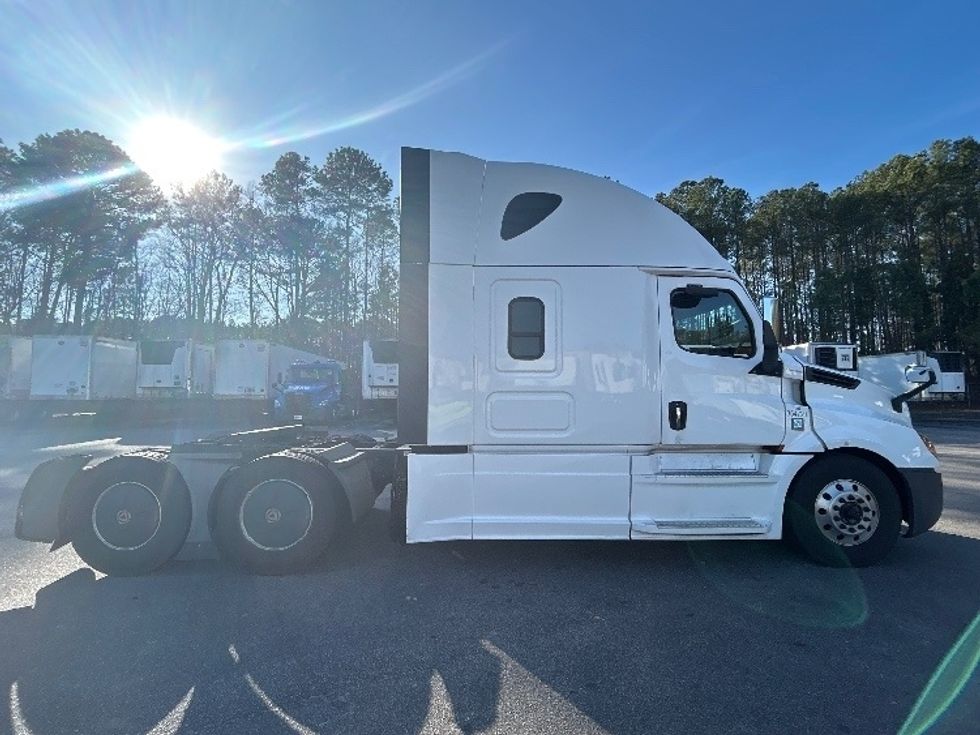 Sleeper Tractor-Heavy Duty Tractors-Freightliner-2020-T12664ST-Garner-NC-549,505\n\t\tmiles-$ 54,500 - Image 8