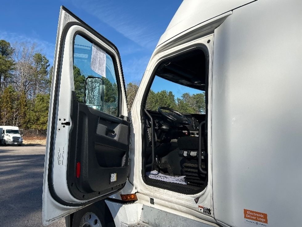 Sleeper Tractor-Heavy Duty Tractors-Freightliner-2020-T12664ST-Garner-NC-549,505\n\t\tmiles-$ 54,500 - Image 9