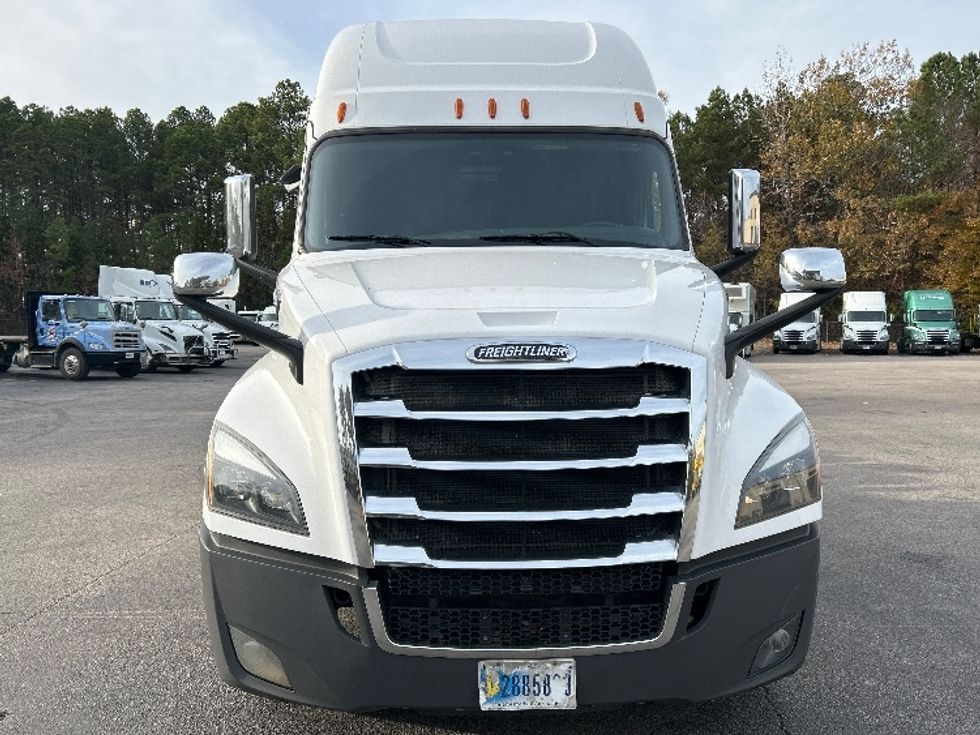 2020 Freightliner Cascadia 126" Sleeper Cab photo 2