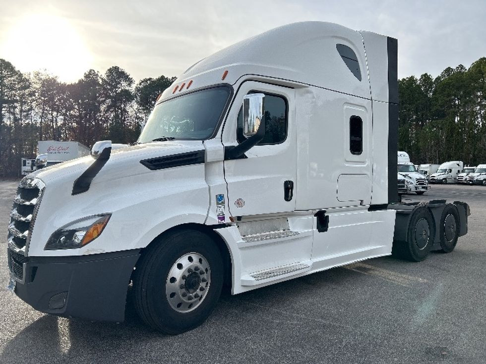 2020 Freightliner Cascadia 126" Sleeper Cab photo 3