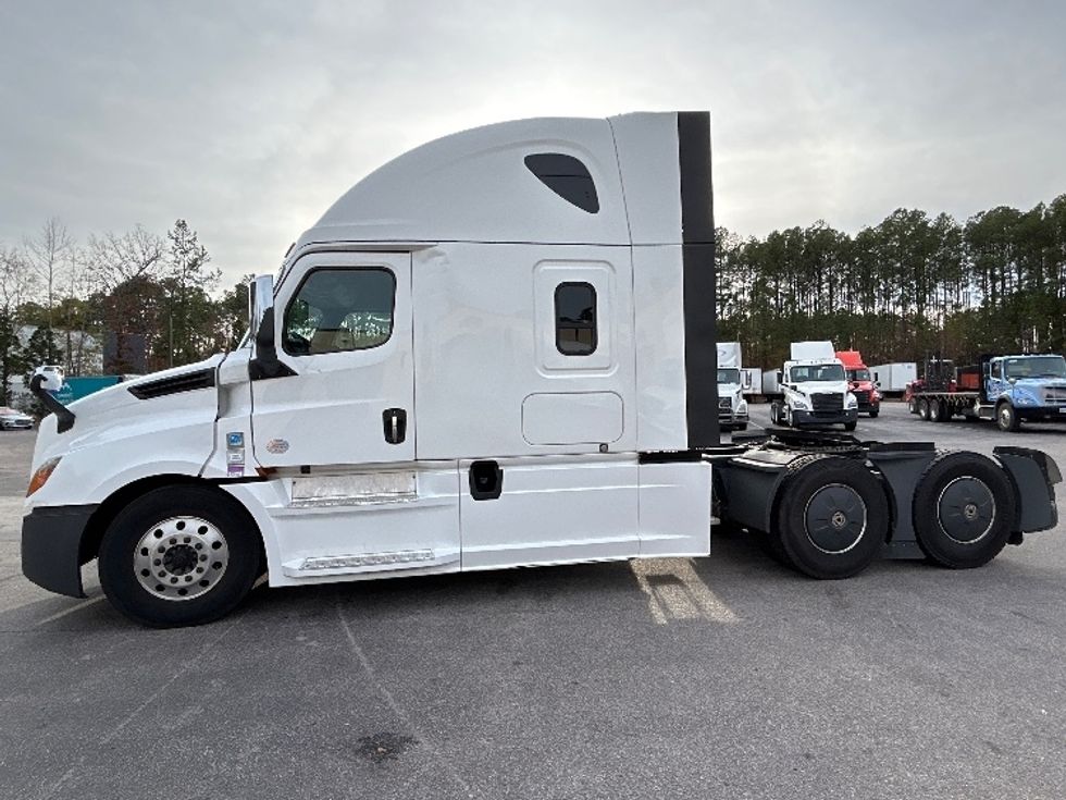 2020 Freightliner Cascadia 126" Sleeper Cab photo 4