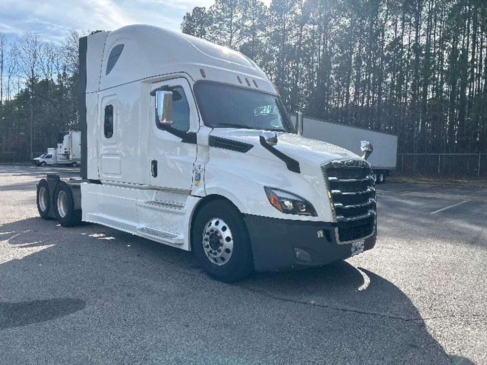Sleeper Tractor-Heavy Duty Tractors-Freightliner-2020-T12664ST-Garner-NC-679,134\n\t\tmiles-$ 42,500 - Image 1