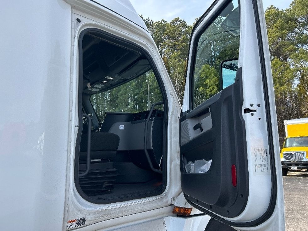 Sleeper Tractor-Heavy Duty Tractors-Freightliner-2020-T12664ST-Garner-NC-679,134\n\t\tmiles-$ 42,500 - Image 13