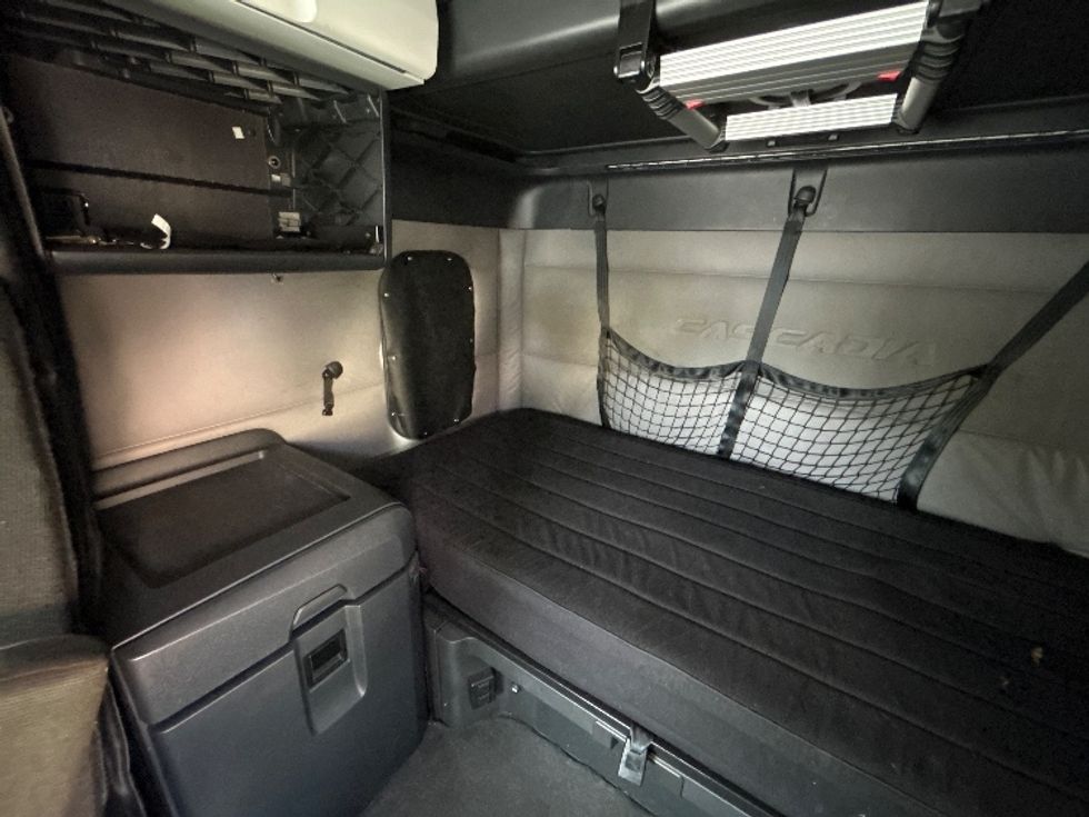 Sleeper Tractor-Heavy Duty Tractors-Freightliner-2020-T12664ST-Garner-NC-679,134\n\t\tmiles-$ 42,500 - Image 19