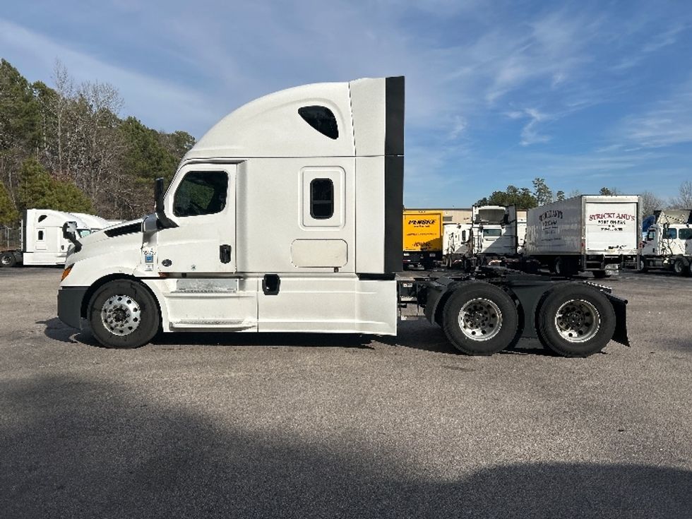 Sleeper Tractor-Heavy Duty Tractors-Freightliner-2020-T12664ST-Garner-NC-679,134\n\t\tmiles-$ 42,500 - Image 4