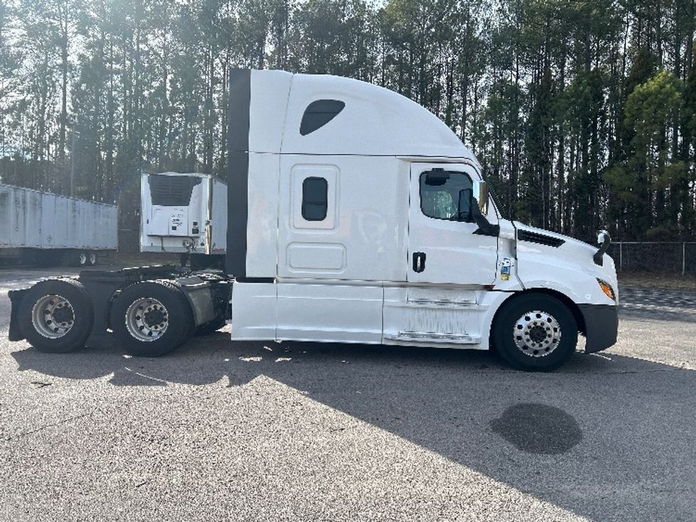 Sleeper Tractor-Heavy Duty Tractors-Freightliner-2020-T12664ST-Garner-NC-679,134\n\t\tmiles-$ 42,500 - Image 8