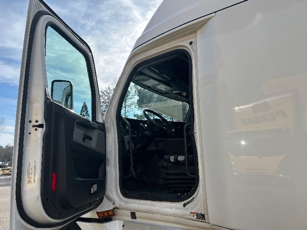 Sleeper Tractor-Heavy Duty Tractors-Freightliner-2020-T12664ST-Garner-NC-679,134\n\t\tmiles-$ 42,500 - Image 9