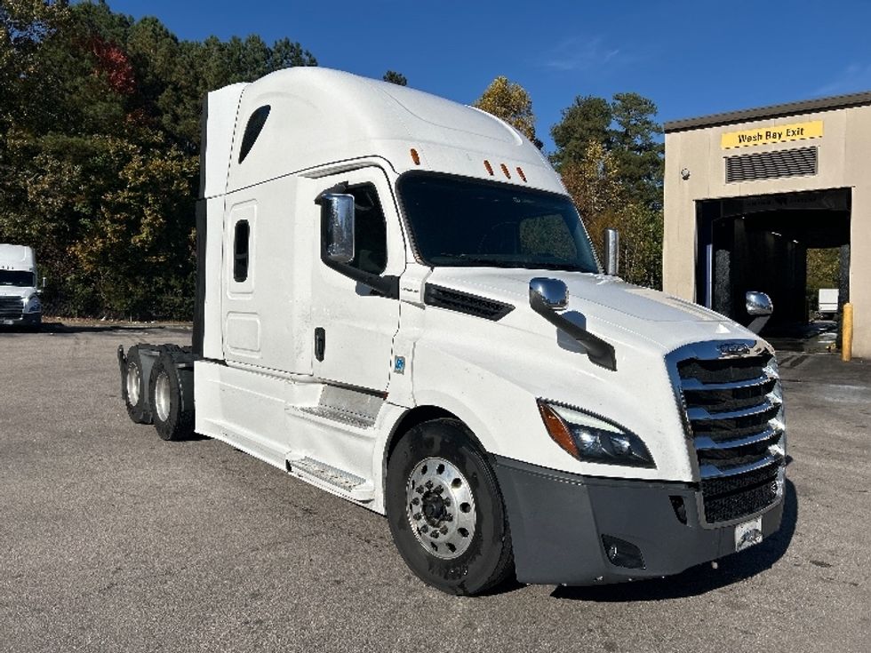 Sleeper Tractor-Heavy Duty Tractors-Freightliner-2020-T12664ST-Garner-NC-690,956\n\t\tmiles-$ 45,500 - Image 1