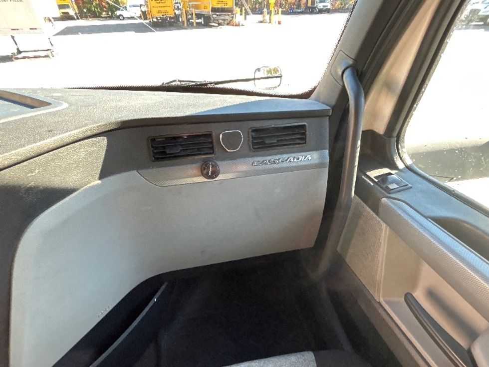 Sleeper Tractor-Heavy Duty Tractors-Freightliner-2020-T12664ST-Garner-NC-690,956\n\t\tmiles-$ 45,500 - Image 14