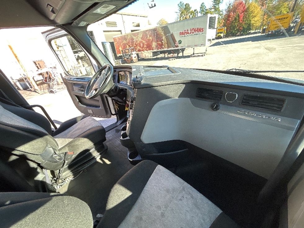 Sleeper Tractor-Heavy Duty Tractors-Freightliner-2020-T12664ST-Garner-NC-690,956\n\t\tmiles-$ 45,500 - Image 15