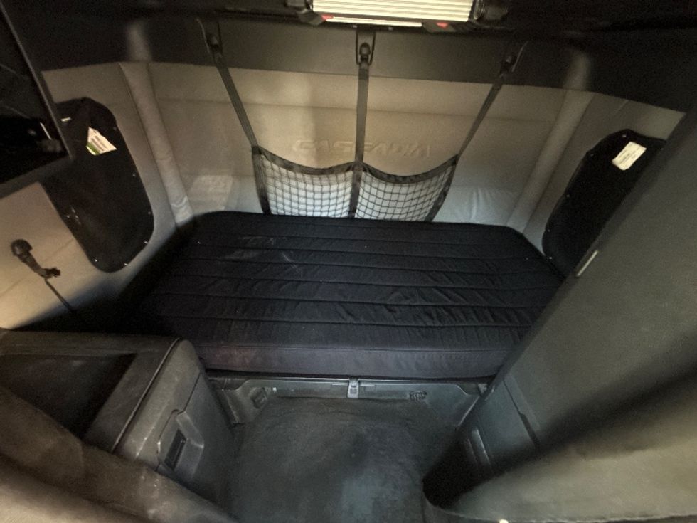 Sleeper Tractor-Heavy Duty Tractors-Freightliner-2020-T12664ST-Garner-NC-690,956\n\t\tmiles-$ 45,500 - Image 16