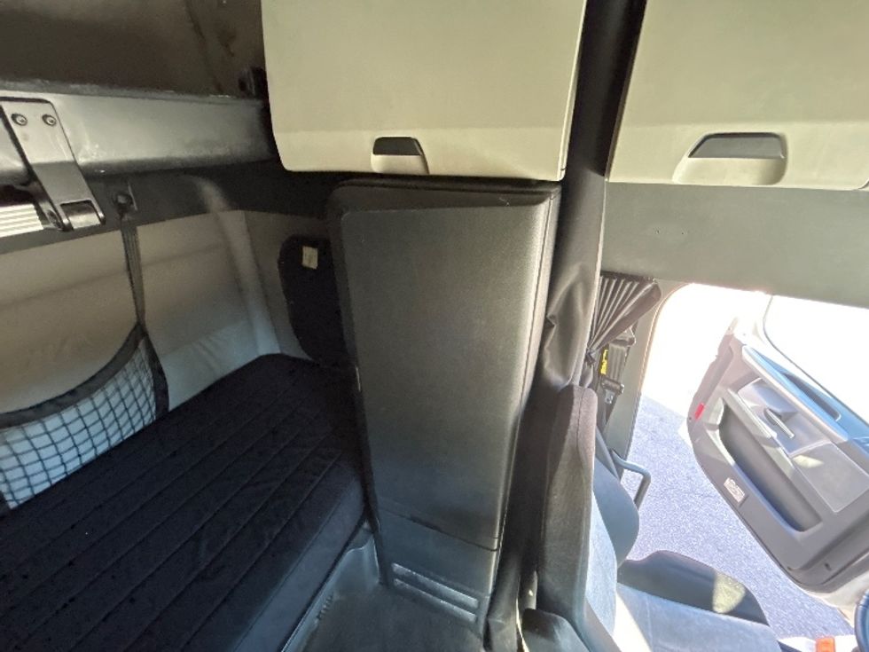 Sleeper Tractor-Heavy Duty Tractors-Freightliner-2020-T12664ST-Garner-NC-690,956\n\t\tmiles-$ 45,500 - Image 19