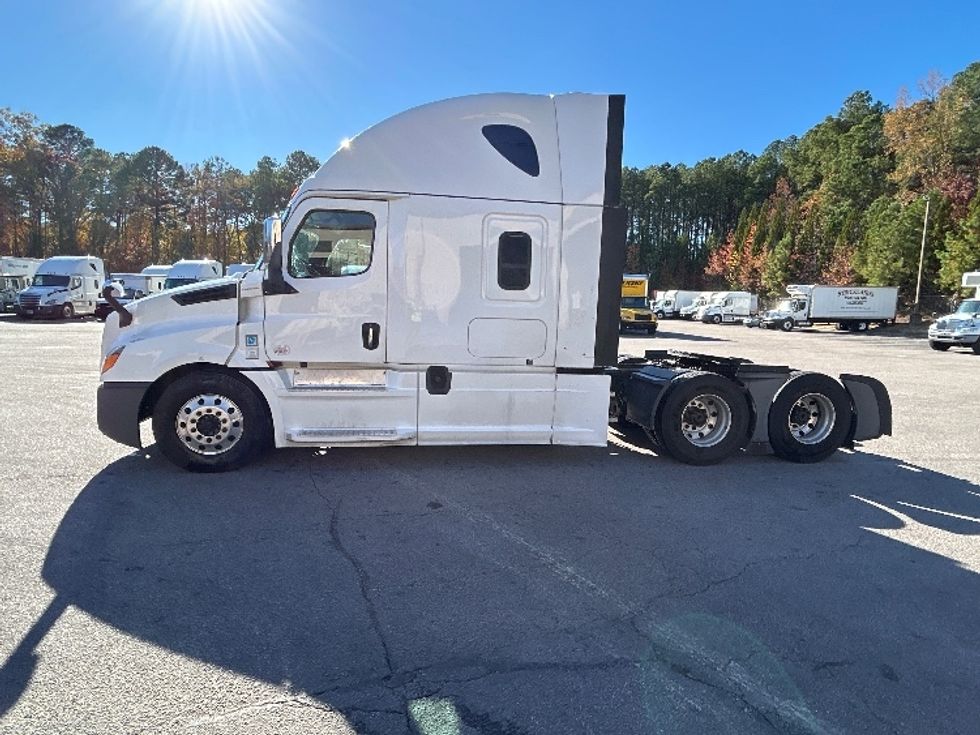 Sleeper Tractor-Heavy Duty Tractors-Freightliner-2020-T12664ST-Garner-NC-690,956\n\t\tmiles-$ 45,500 - Image 4