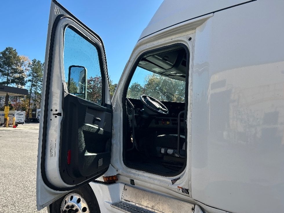 Sleeper Tractor-Heavy Duty Tractors-Freightliner-2020-T12664ST-Garner-NC-690,956\n\t\tmiles-$ 45,500 - Image 9