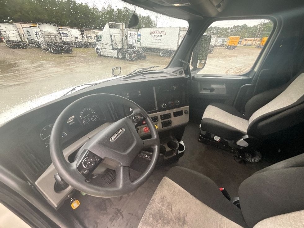 Sleeper Tractor-Heavy Duty Tractors-Freightliner-2020-T12664ST-Goldsboro-NC-345,345\n\t\tmiles-$ 73,750 - Image 10
