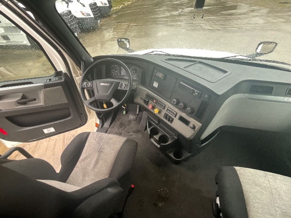 Sleeper Tractor-Heavy Duty Tractors-Freightliner-2020-T12664ST-Goldsboro-NC-345,345\n\t\tmiles-$ 73,750 - Image 11