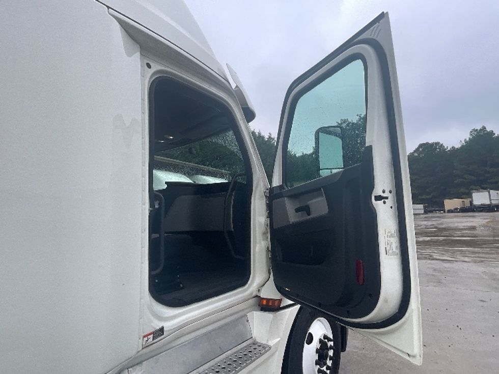 Sleeper Tractor-Heavy Duty Tractors-Freightliner-2020-T12664ST-Goldsboro-NC-345,345\n\t\tmiles-$ 73,750 - Image 13
