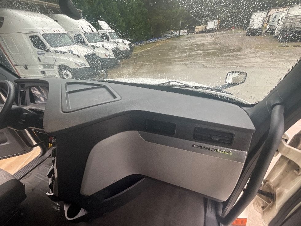 Sleeper Tractor-Heavy Duty Tractors-Freightliner-2020-T12664ST-Goldsboro-NC-345,345\n\t\tmiles-$ 73,750 - Image 14