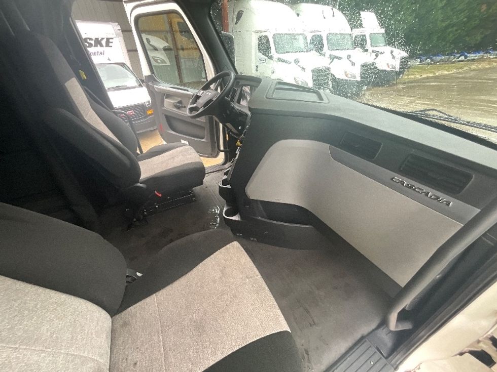 Sleeper Tractor-Heavy Duty Tractors-Freightliner-2020-T12664ST-Goldsboro-NC-345,345\n\t\tmiles-$ 73,750 - Image 15