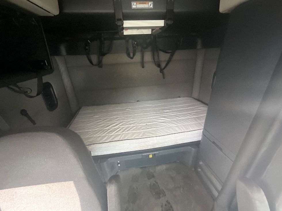 Sleeper Tractor-Heavy Duty Tractors-Freightliner-2020-T12664ST-Goldsboro-NC-345,345\n\t\tmiles-$ 73,750 - Image 16