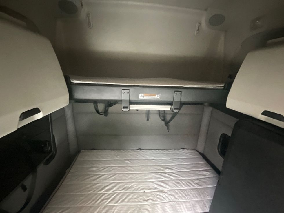 Sleeper Tractor-Heavy Duty Tractors-Freightliner-2020-T12664ST-Goldsboro-NC-345,345\n\t\tmiles-$ 73,750 - Image 17