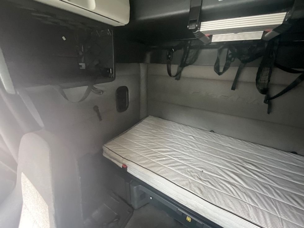 Sleeper Tractor-Heavy Duty Tractors-Freightliner-2020-T12664ST-Goldsboro-NC-345,345\n\t\tmiles-$ 73,750 - Image 19