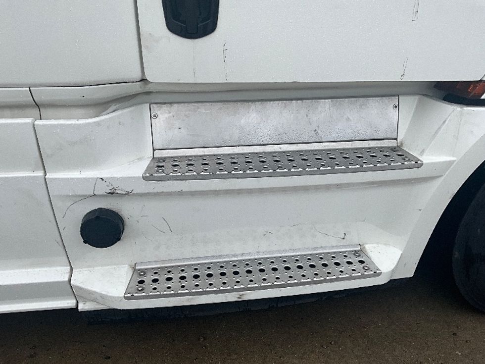 Sleeper Tractor-Heavy Duty Tractors-Freightliner-2020-T12664ST-Goldsboro-NC-345,345\n\t\tmiles-$ 73,750 - Image 22