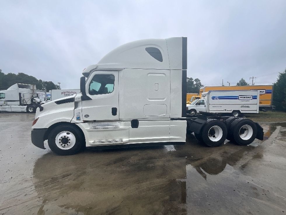 Sleeper Tractor-Heavy Duty Tractors-Freightliner-2020-T12664ST-Goldsboro-NC-345,345\n\t\tmiles-$ 73,750 - Image 4