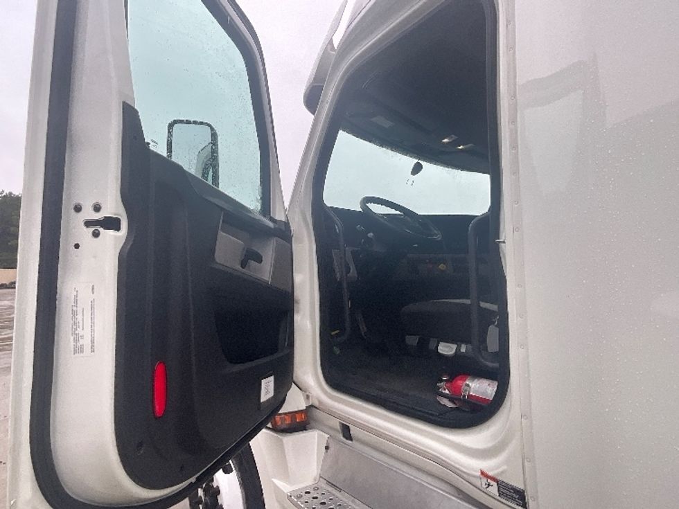 Sleeper Tractor-Heavy Duty Tractors-Freightliner-2020-T12664ST-Goldsboro-NC-345,345\n\t\tmiles-$ 73,750 - Image 9