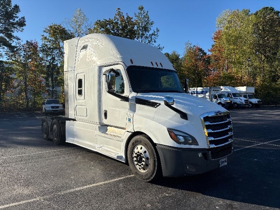 Sleeper Tractor-Heavy Duty Tractors-Freightliner-2020-T12664ST-Goldsboro-NC-550,000\n\t\tmiles-$ 56,000 - Image 1