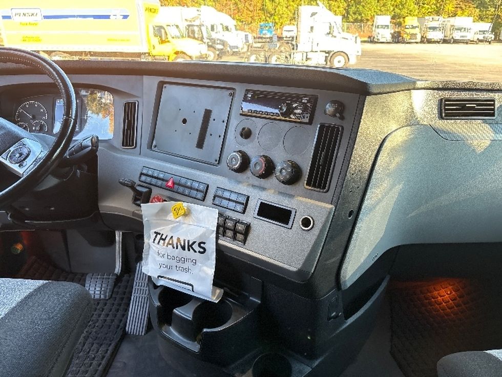 Sleeper Tractor-Heavy Duty Tractors-Freightliner-2020-T12664ST-Goldsboro-NC-550,000\n\t\tmiles-$ 56,000 - Image 12