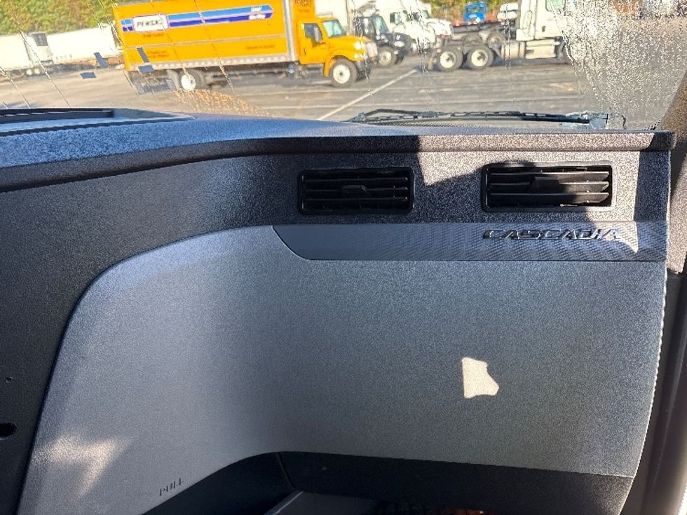 Sleeper Tractor-Heavy Duty Tractors-Freightliner-2020-T12664ST-Goldsboro-NC-550,000\n\t\tmiles-$ 56,000 - Image 14