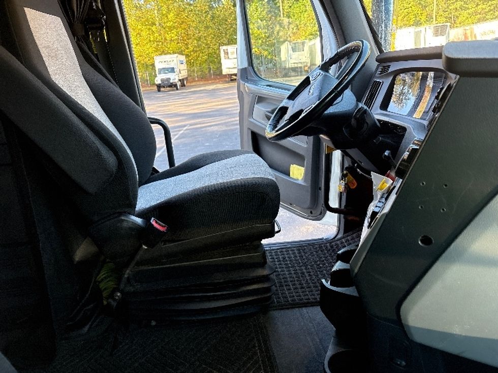 Sleeper Tractor-Heavy Duty Tractors-Freightliner-2020-T12664ST-Goldsboro-NC-550,000\n\t\tmiles-$ 56,000 - Image 15