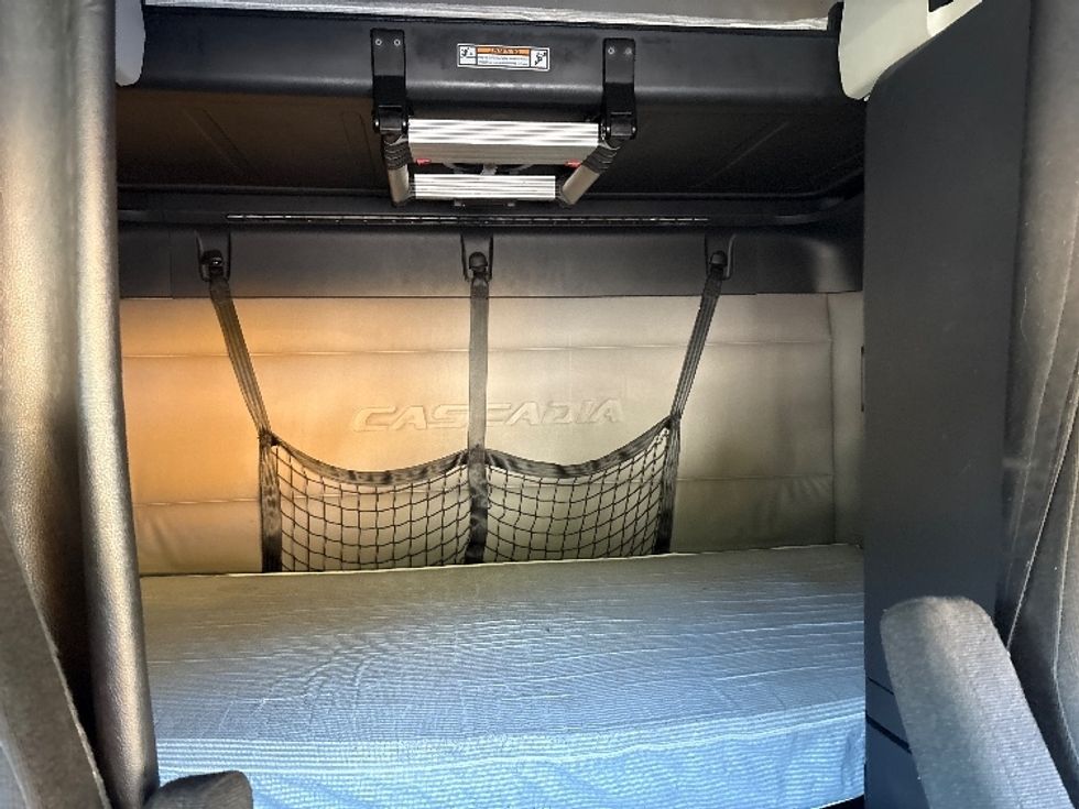 Sleeper Tractor-Heavy Duty Tractors-Freightliner-2020-T12664ST-Goldsboro-NC-550,000\n\t\tmiles-$ 56,000 - Image 16