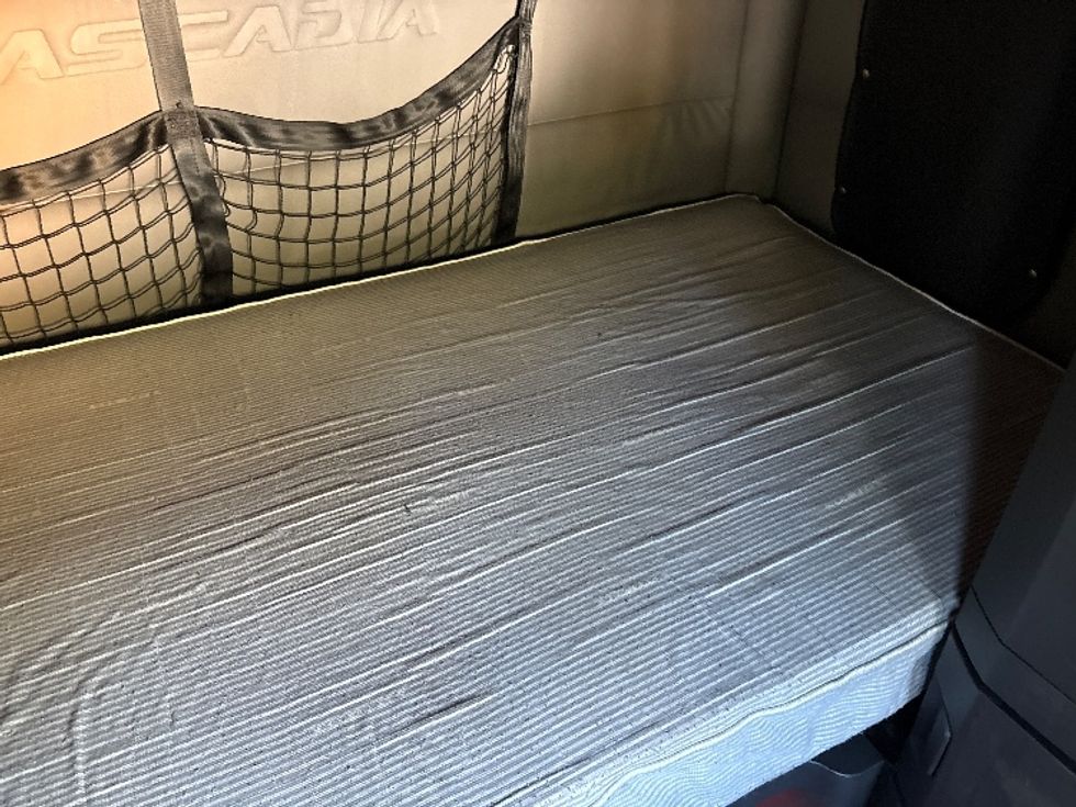 Sleeper Tractor-Heavy Duty Tractors-Freightliner-2020-T12664ST-Goldsboro-NC-550,000\n\t\tmiles-$ 56,000 - Image 17