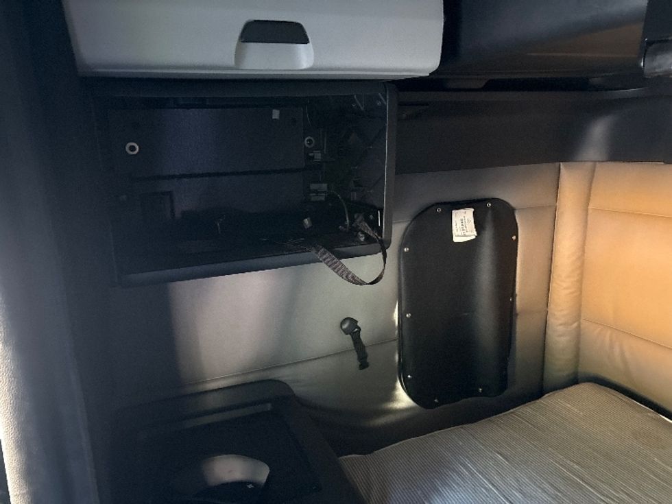 Sleeper Tractor-Heavy Duty Tractors-Freightliner-2020-T12664ST-Goldsboro-NC-550,000\n\t\tmiles-$ 56,000 - Image 19