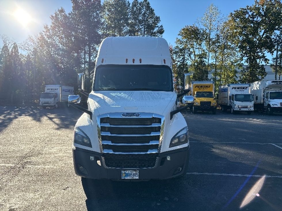 Sleeper Tractor-Heavy Duty Tractors-Freightliner-2020-T12664ST-Goldsboro-NC-550,000\n\t\tmiles-$ 56,000 - Image 2